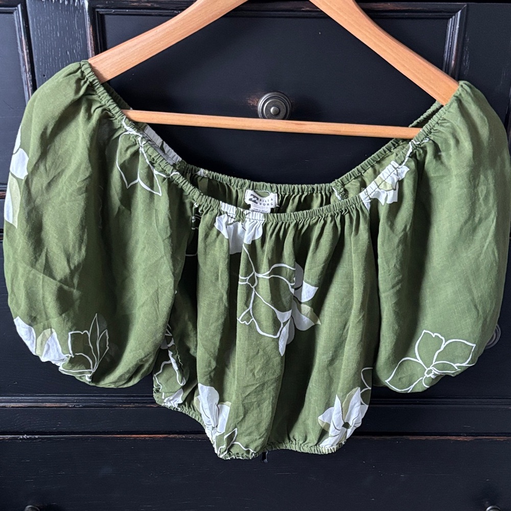 Billabong Women’s size S ‘Sun City’ Green/White Hawaiian Floral Crop Top